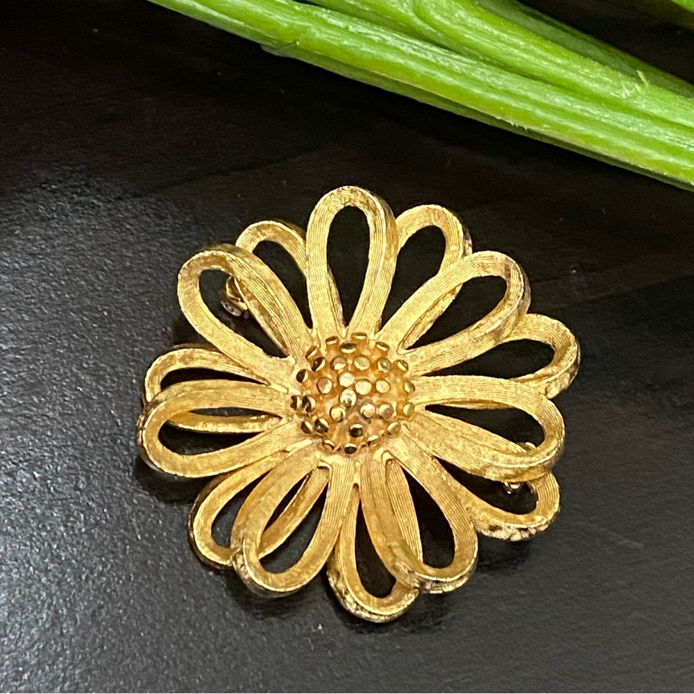 Vintage BSK Signed Brushed Gold 3D Flower Daisy Brooch